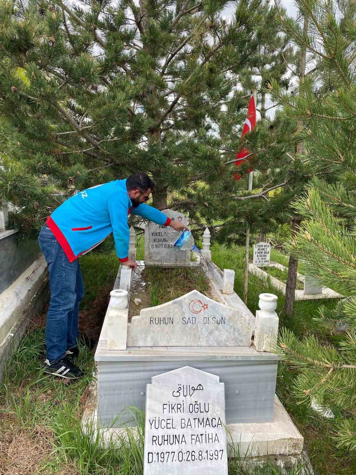 SUSUZ'DA ŞEHİT KABİRLERİ BAYRAM ÖNCESİ ÖZENLE TEMİZLENDİ(KARS-İHA)