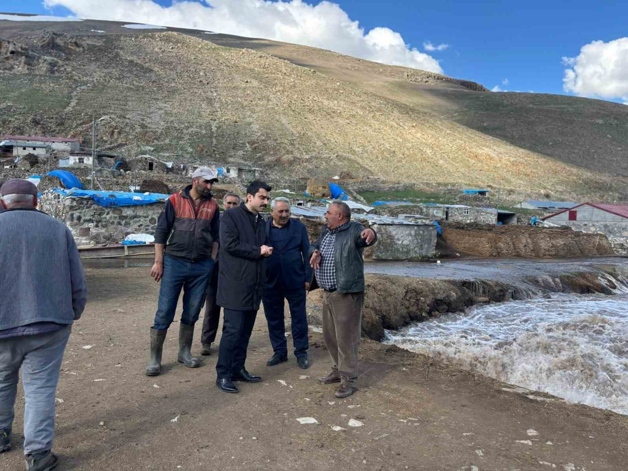 SUSUZ’DA TAŞKIN ALARMI: KAYMAKAM TUTAL RİSKLİ BÖLGELERDE İNCELEME YAPTI(KARS-İHA)