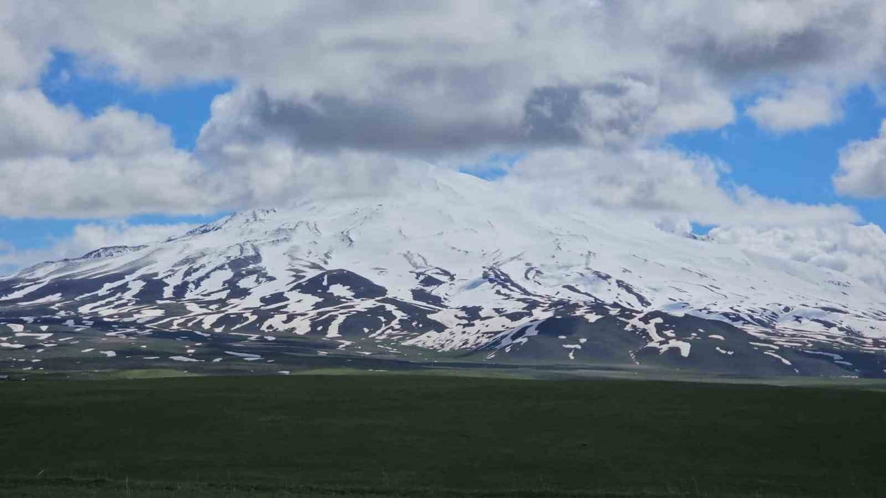 SÜTEY YAYLASI’NDA BAHARIN RENK CÜMBÜŞÜ: GÖL VE SÜPHAN DAĞI AYNI KAREDE