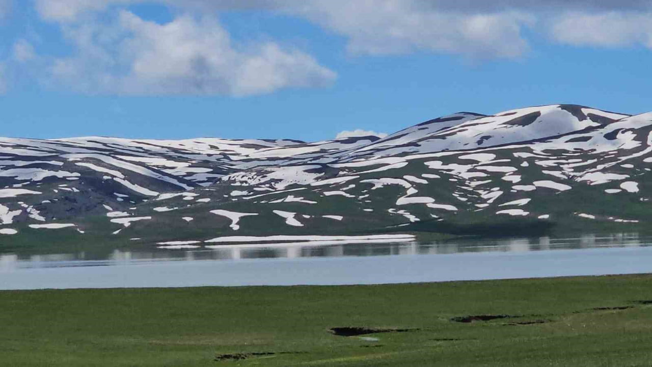 SÜTEY YAYLASI’NDA BAHARIN RENK CÜMBÜŞÜ: GÖL VE SÜPHAN DAĞI AYNI KAREDE