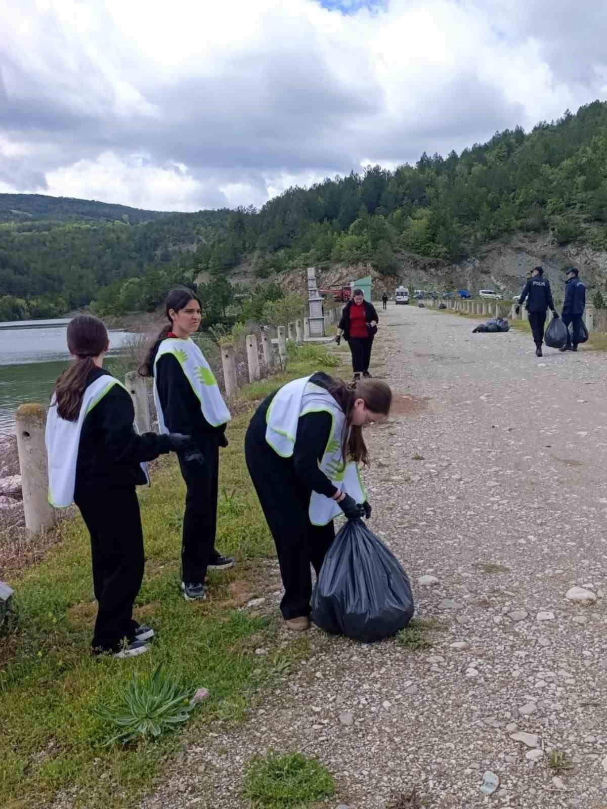 SÜZMEN GÖLET’İNDE POŞET POŞET ÇÖP TOPLANDI