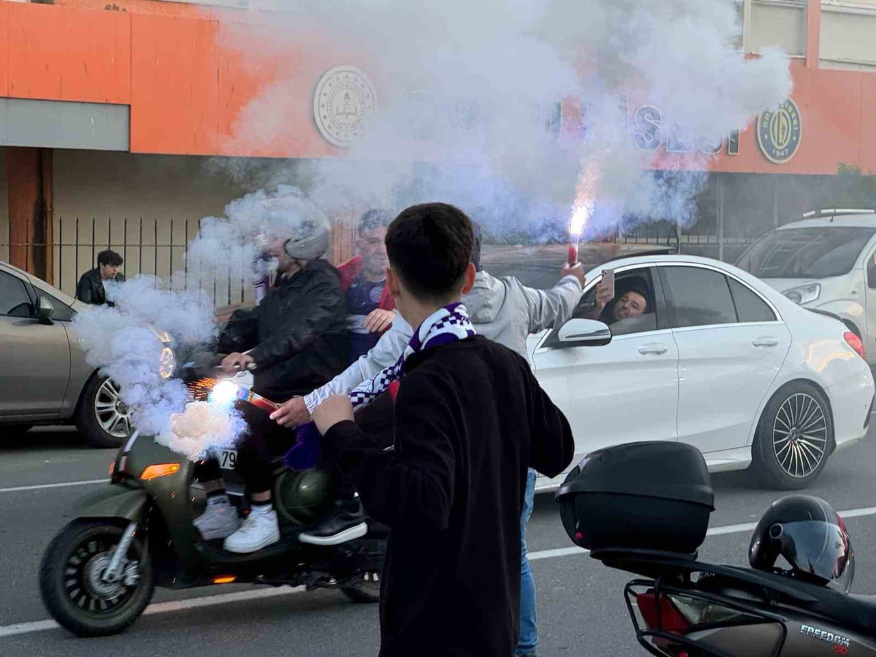 TAKIMIN 2. LİG'E YÜKSELMESİNİN ARDINDAN ORDU'DA TARAFTARLAR BÜYÜK SEVİNÇ YAŞADI.
