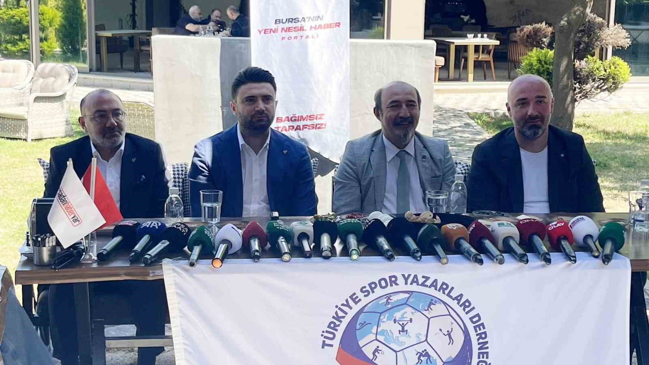 TAKIMIN BAŞARISINDA SADECE FUTBOLCULARIN VE TEKNİK HEYETİN DEĞİL TARAFTARLARIN DA BÜYÜK PAYI...