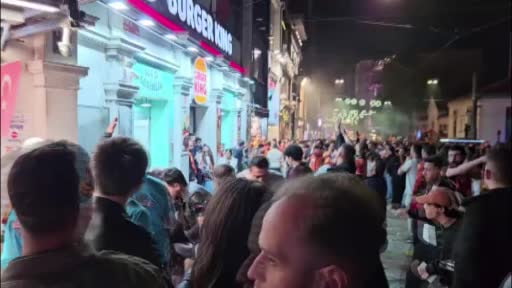 Taksim'de şampiyonluk kutlamasında iki grup arasında kavga: 1 yaralı