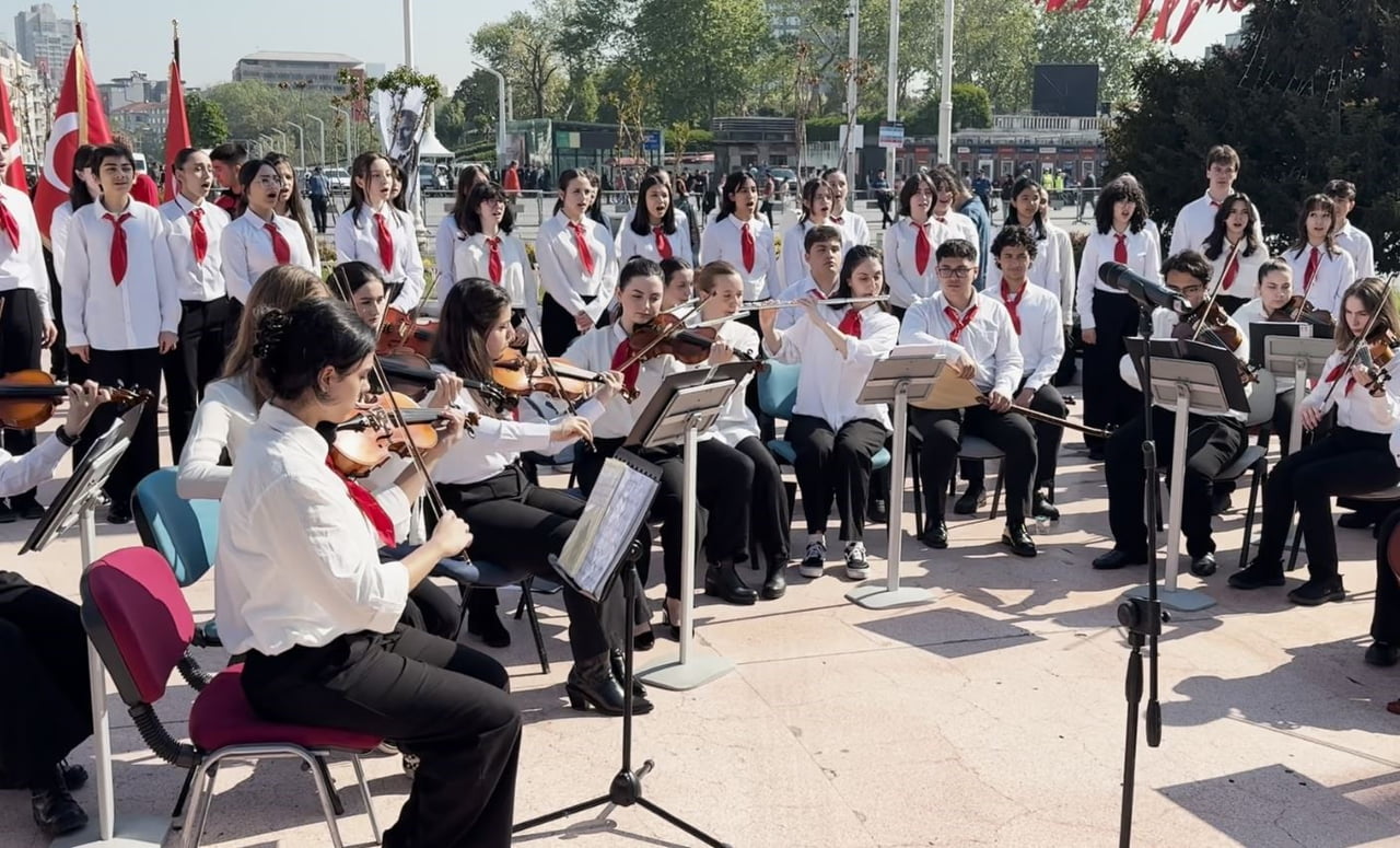 TAKSİM’DE, 19 MAYIS ATATÜRK’Ü ANMA GENÇLİK VE SPOR BAYRAMI NEDENİYLE CUMHURİYET ANITI’NA ÇELENK...