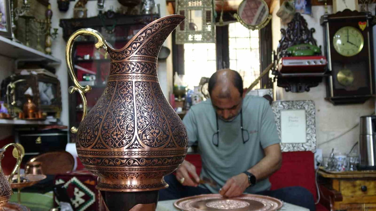 TARİHİ YENİ HAN'DAKİ İŞ YERİNDE 43 YILDIR BAKIRA ŞEKİL VEREN 51 YAŞINDAKİ ALİ AYTEKİN, HER GÜN...