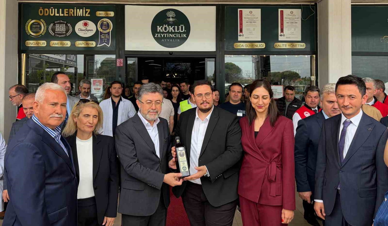 TARIM VE ORMAN BAKANI İBRAHİM YUMAKLI, AYVALIK’TAKİ ZEYTİNYAĞI FABRİKASINI ZİYARET ETTİ.