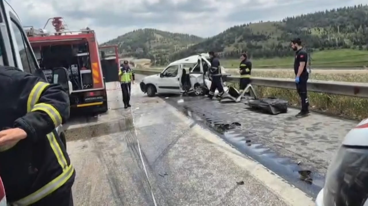 TARSUS-ADANA-GAZİANTEP OTOYOLU NURDAĞI KESİMİNDE BİR TIRIN ÖNÜNDE SEYİR HALİNDE OLAN HAFİF TİCARİ...