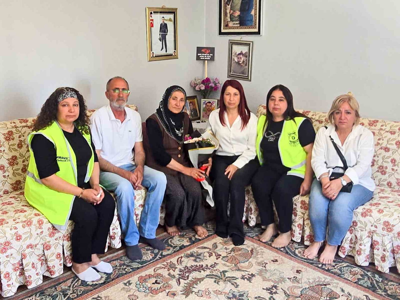 TARSUS BELEDİYESİ EKİPLERİ, ANNELER GÜNÜ DOLAYISIYLA ŞEHİT ANNELERİNİ ZİYARET EDEREK ÇİÇEK TAKDİM...