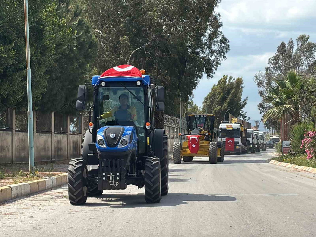 TARSUS BELEDİYESİ, HİZMET KAPASİTESİNİ ARTIRMAK AMACIYLA ENVANTERİNE KATTIĞI YENİ ARAÇLARI...