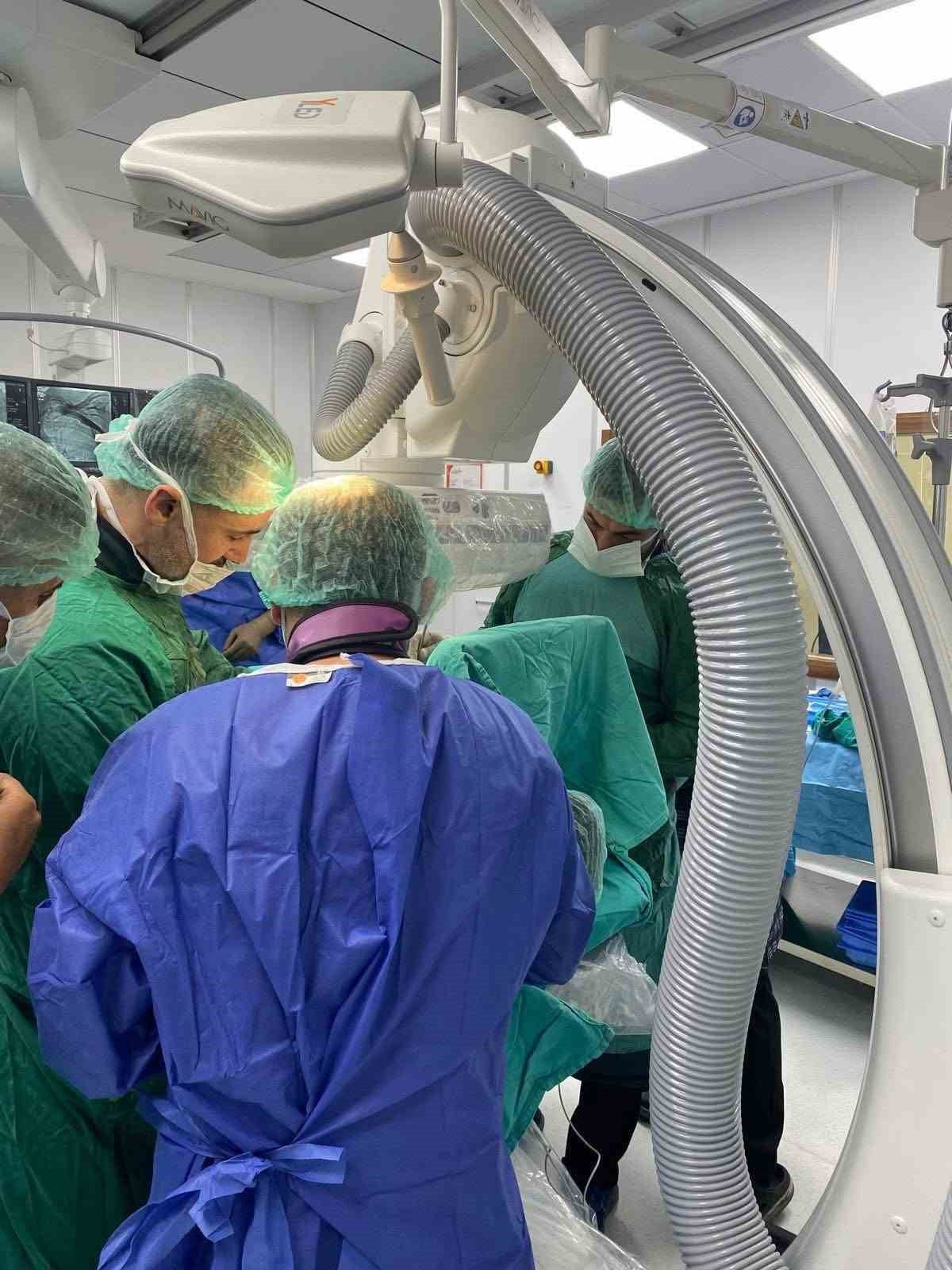TARSUS DEVLET HASTANESİNDE İLK DEFA ÇİFT ŞOKLAMALI KALP PİLİ TAKILDI