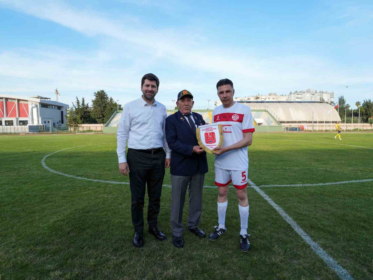 TARSUS İLE GÖNYELİ-ALAYKÖY BELEDİYELERİ ARASINDA OYNANAN DOSTLUK MAÇINDA İKİ TAKIM SAHAYA...