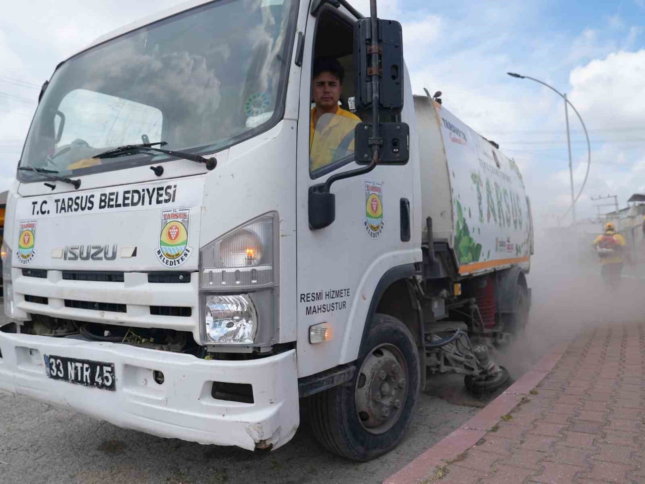 TARSUS’TA BAYRAM ÖNCESİ MAHALLELERDE TEMİZLİK SEFERBERLİĞİ HIZ KAZANDI, BELEDİYE EKİPLERİ...