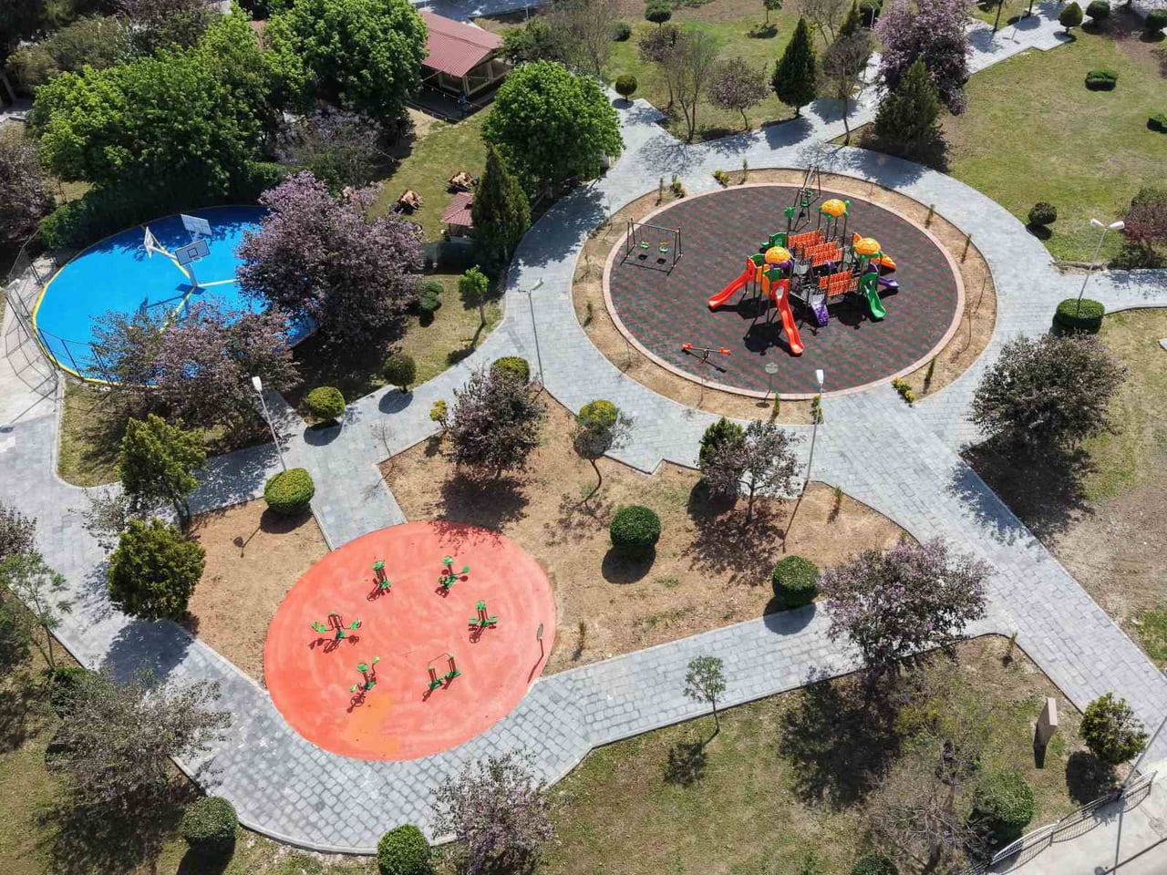 TARSUS’TA KEMALPAŞA MAHALLESİ’NDE SICAK ASFALT VE PARK YENİLEME ÇALIŞMALARI SÜRERKEN, BELEDİYE...