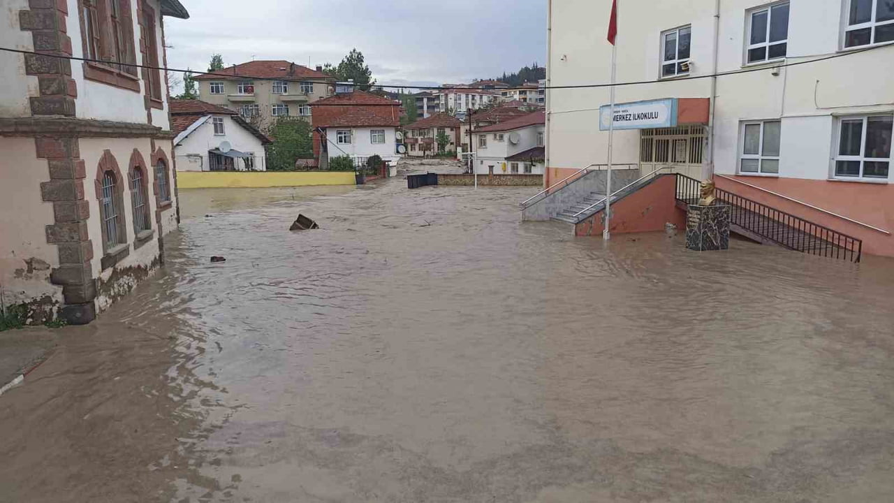TAŞKIN SONRASI İLÇTAŞKIN SONRASI İLÇE MERKEZİNDE CADDE VE SOKAKLAR SU ALTINDA KALDI.E MERKEZİNDE...