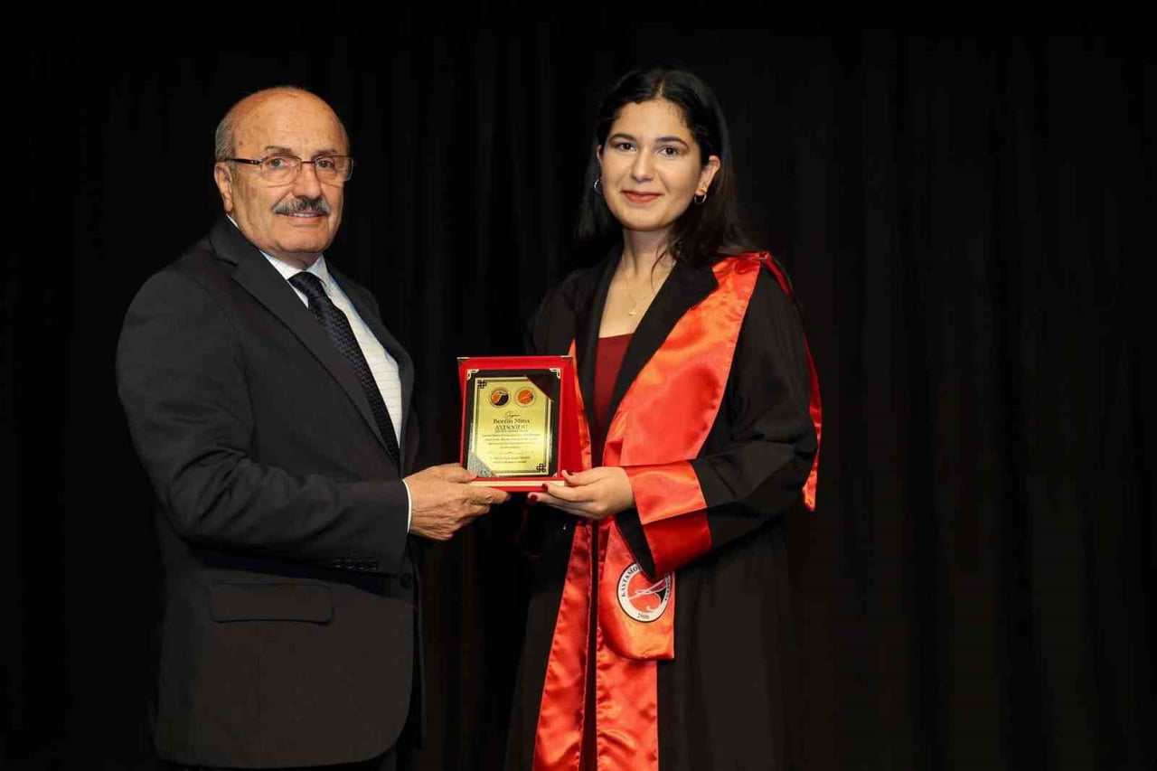 TAŞKÖPRÜ BELEDİYE BAŞKANI HÜSEYİN ARSLAN, MEZUN OLAN ÖĞRENCİLERE PLAKET TAKDİM ETTİ.