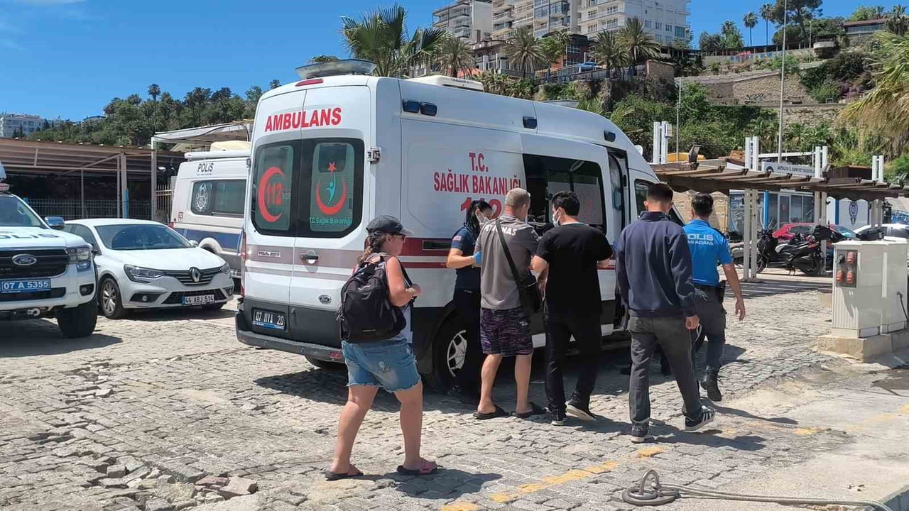 TATİL İÇİN GELDİĞİ ANTALYA’DA BİNDİĞİ TUR TEKNESİNDE RAHATSIZLANAN YABANCI UYRUKLU ŞAHSIN...