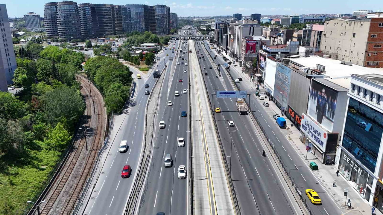 TATİLCİLERİN KURBAN BAYRAMINI FIRSAT BİLEREK ŞEHİR DIŞINA ÇIKMASIYLA İSTANBUL'DA TRAFİK YOĞUNLUĞU...