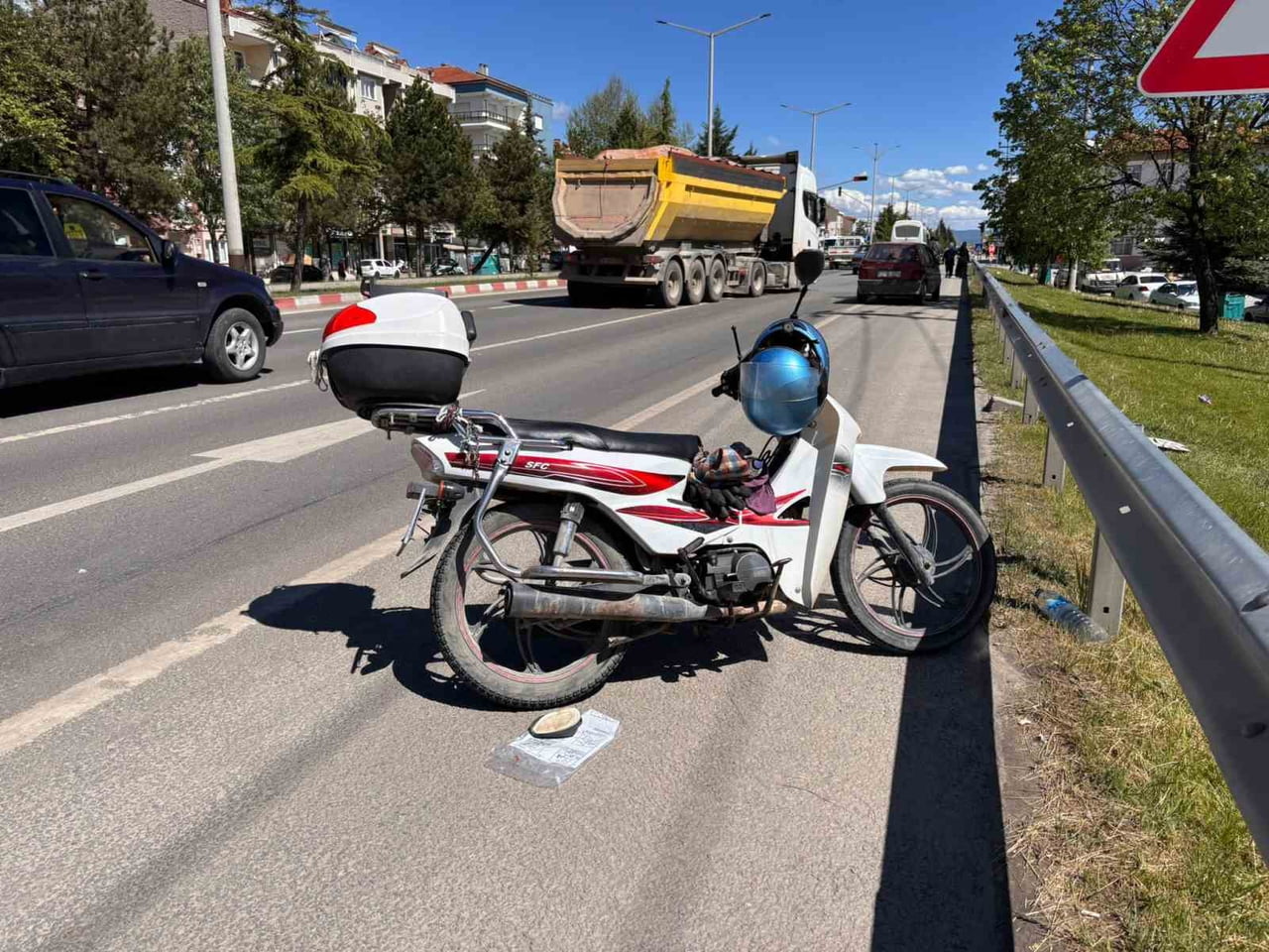 TAVŞANLI'DA OTOMOBİL MOTOSİKLETE ÇARPTI: 1 AĞIR YARALI