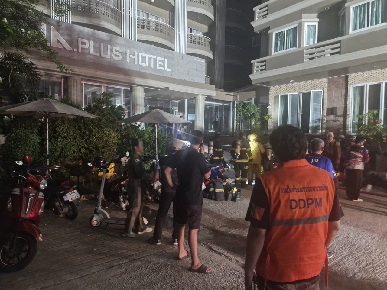 TAYLAND'IN PATTAYA KENTİNDE AKŞAM SAATLERİNDE BİR OTELİN ÇATI KATINDA ÇIKAN YANGIN PANİĞE YOL...