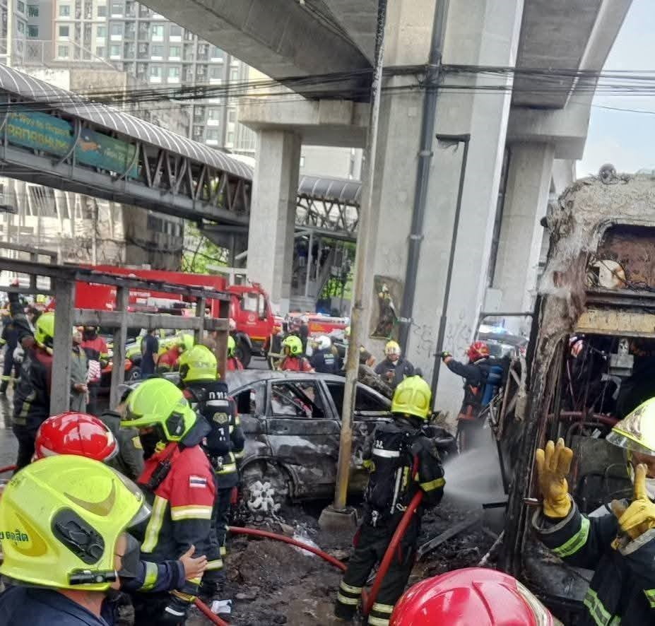 TAYLAND’IN BAŞKENTİ BANGKOK’TA HEMZEMİN GEÇİTTEN GEÇEN BİR YÜK TRENİNİN HEM YOLCU OTOBÜSÜNE...
