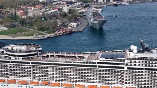TCG Anadolu turistlerin ilgi odağı oldu