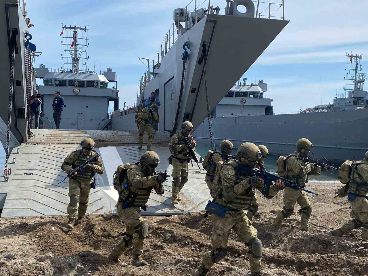 TCG Ç-154 VE TCG Ç-158 ÇIKARMA VE HUCUM HAREKATI KAPSAMINDA ZIRHLI ARAÇLARIN GEMİLERE YÜKLENMESİ...