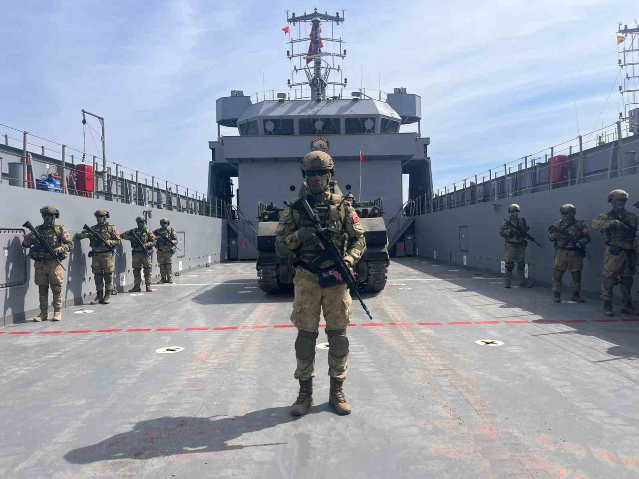 TCG Ç-154 VE TCG Ç-158 ÇIKARMA VE HUCUM HAREKATI KAPSAMINDA ZIRHLI ARAÇLARIN GEMİLERE YÜKLENMESİ...