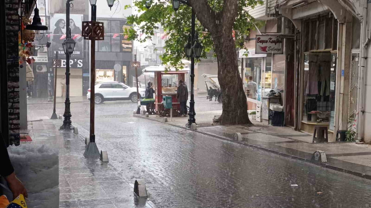 TEKİRDAĞ'DA AKŞAM SAATLERİNDE ETKİLİ OLAN ŞİDDETLİ SAĞANAK HAYATI OLUMSUZ ETKİLEDİ.