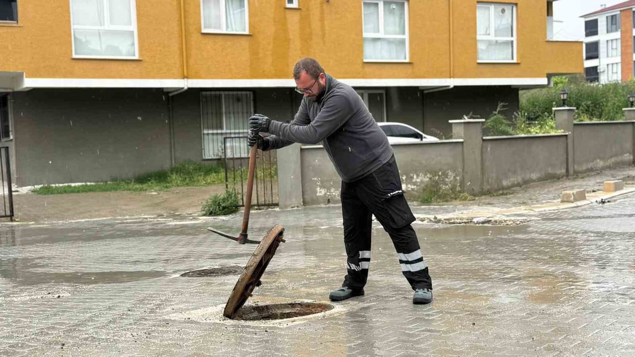 TEKİRDAĞ'DA ETKİLİ OLAN YOĞUN YAĞIŞ NEDENİYLE TEKİRDAĞ BÜYÜKŞEHİR BELEDİYESİ İLE TESKİ EKİPLERİ...
