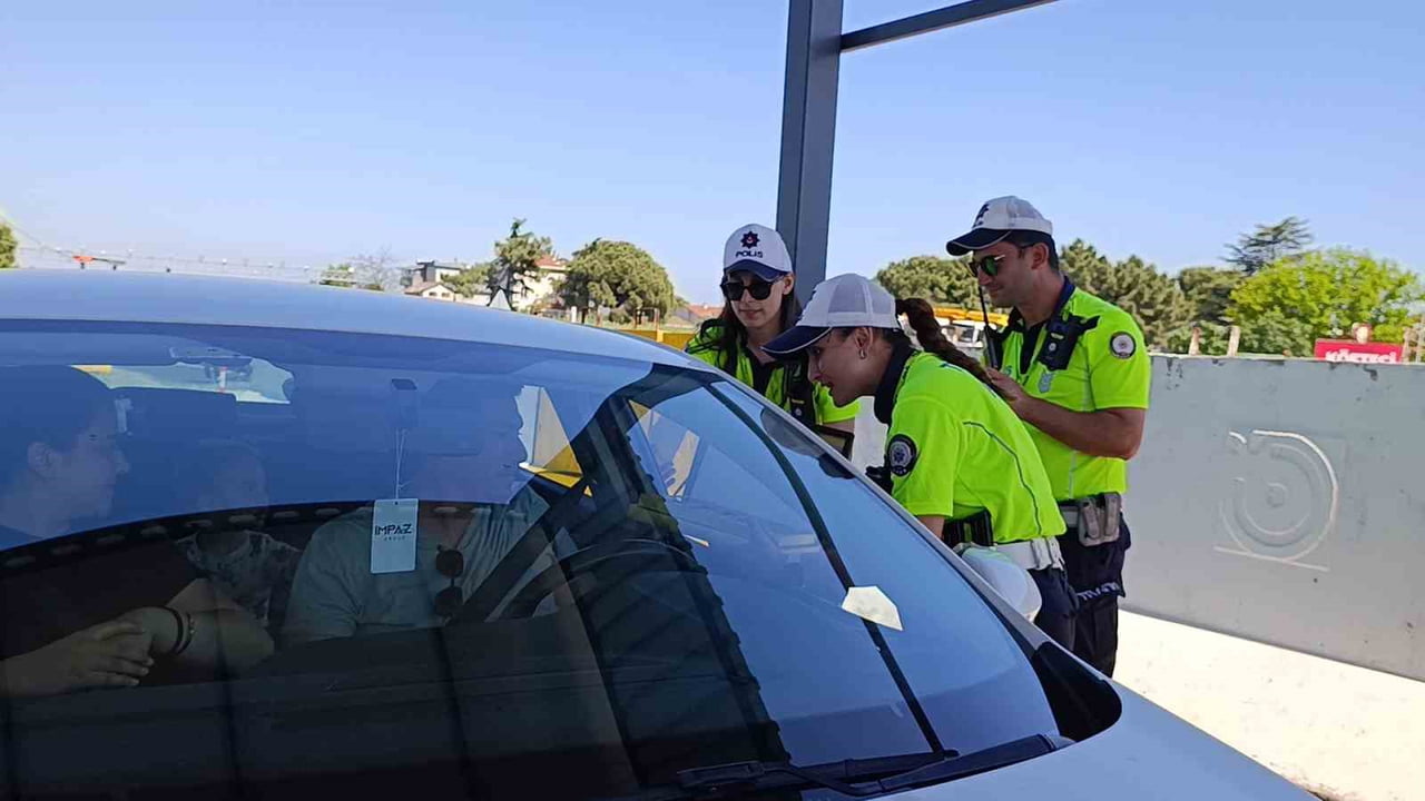 TEKİRDAĞ'DA TRAFİK EKİPLERİ TARAFINDAN, KURBAN BAYRAMI ARİFESİNDE SÜRÜCÜLERİN GÜVENLİ YOLCULUK...