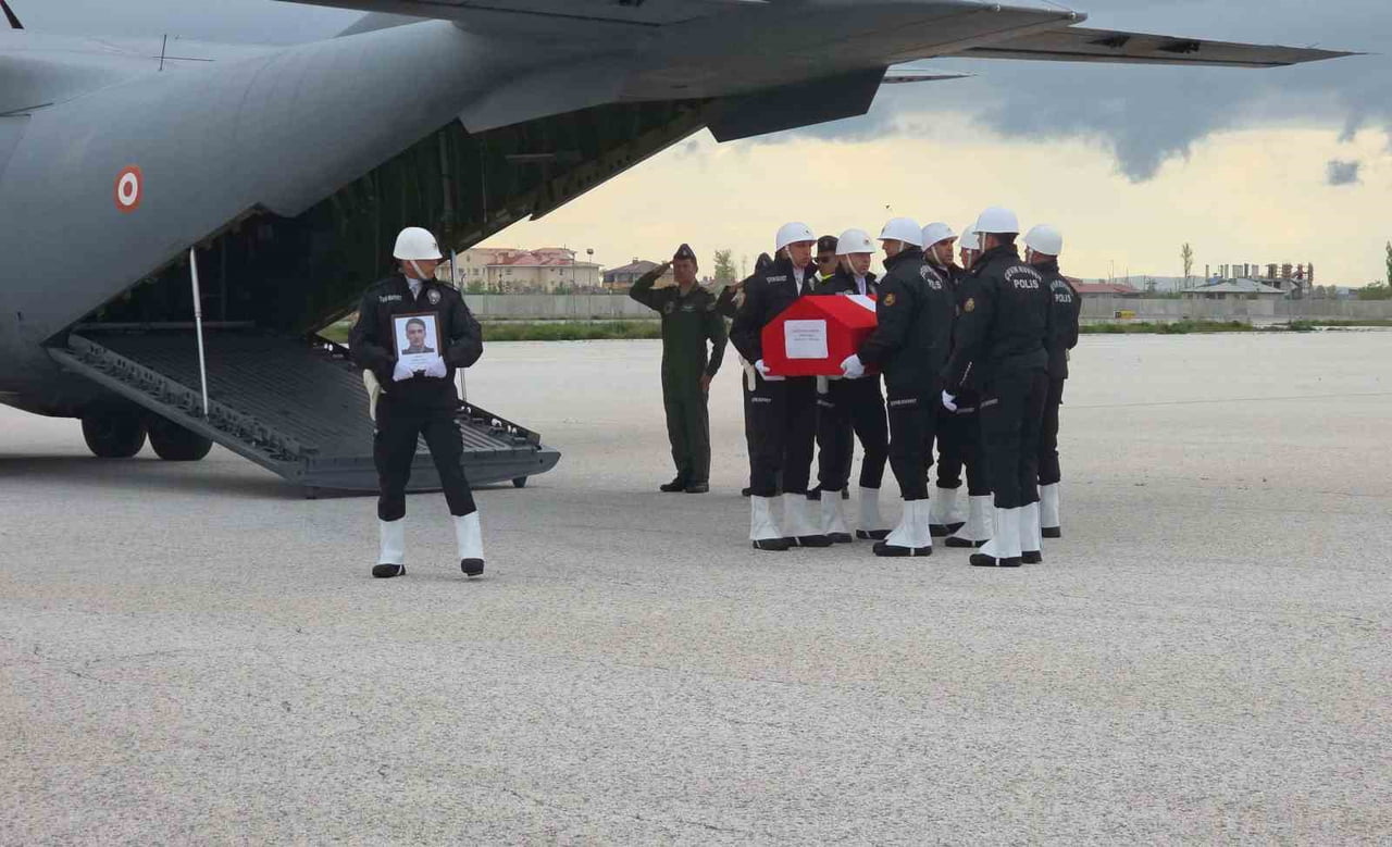 TEKİRDAĞ'IN ÇORLU İLÇESİNDE SİLAHLI KAVGA İHBARINA MÜDAHALE EDEN POLİS EKİPLERİNE ATEŞ AÇILMASI...