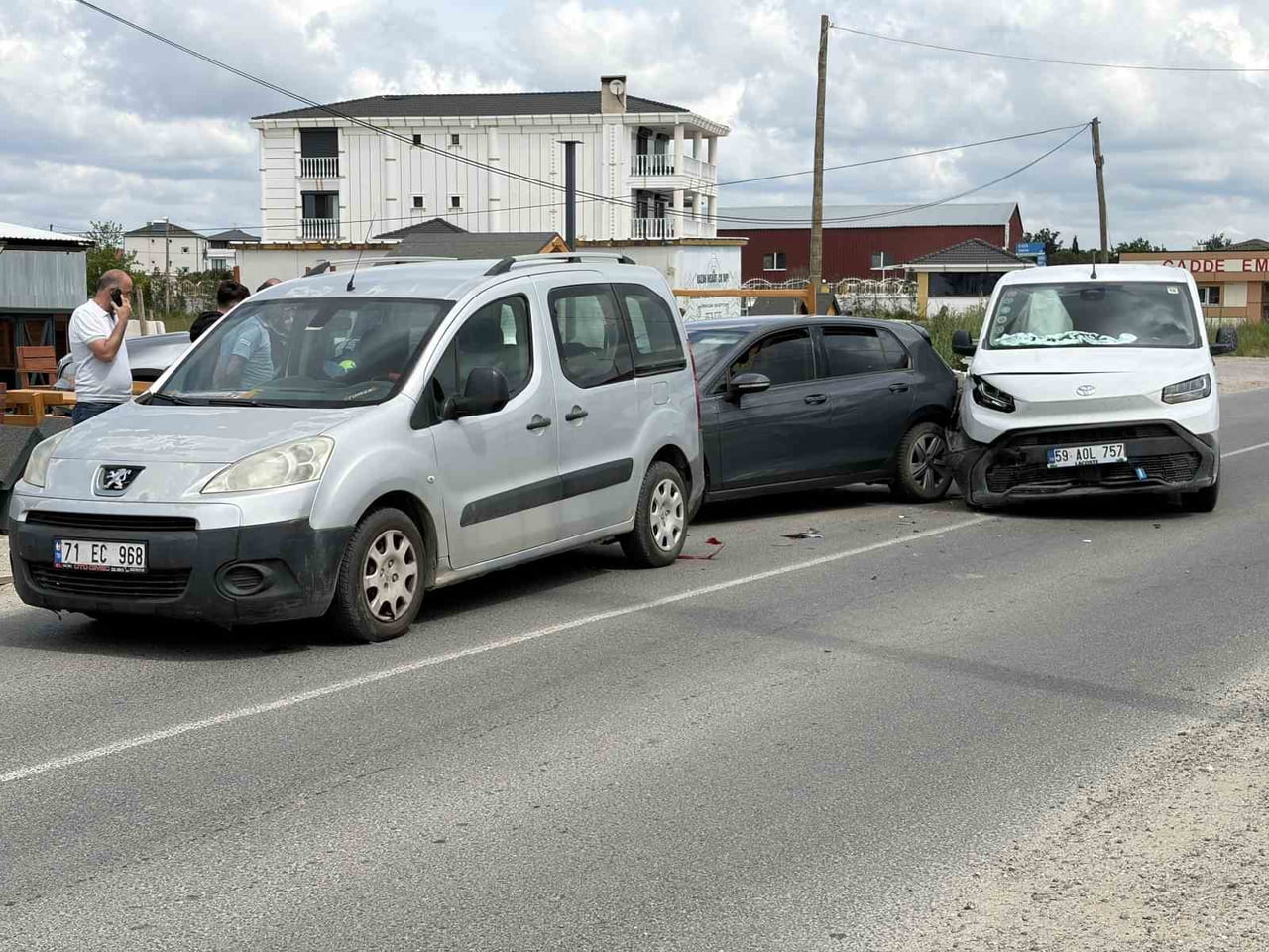 TEKİRDAĞ'IN KAPAKLI İLÇESİNDE MEYDANA GELEN ZİNCİRLEME KAZADA 1 KİŞİ YARALANDI. KAZA ANI GÜVENLİK...