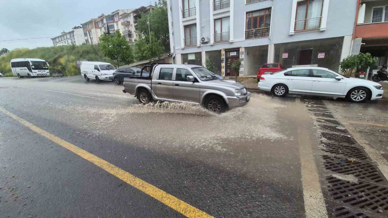 TEKİRDAĞ'IN SÜLEYMANPAŞA İLÇESİNDE ETKİLİ OLAN SAĞANAK YAĞIŞ NEDENİYLE YOLLAR DEREYE...