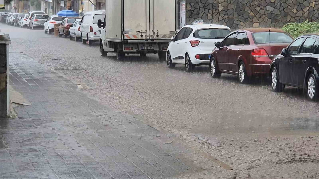 TEKİRDAĞ'IN SÜLEYMANPAŞA İLÇESİNDE ETKİLİ OLAN ŞİDDETLİ YAĞIŞ SONRASI CADDE VE SOKAKLAR ADETA...