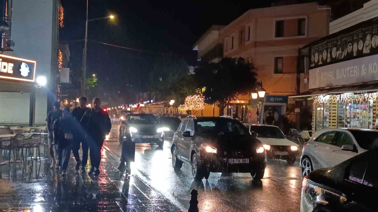 TEKİRDAĞ’DA GECE SAATLERİNDE SAĞANAK YAĞIŞ ETKİLİ OLDU