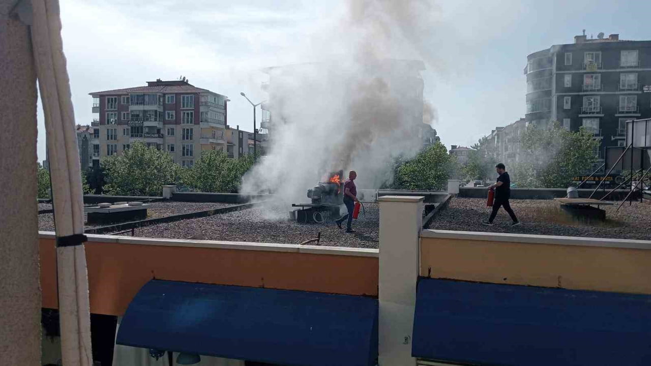 TEKİRDAĞ’DA HAVALANDIRMA SİSTEMİ ALEV ALEV YANDI, OTOPARKTAKİ ARAÇLARA SIÇRAMADAN YANGIN...
