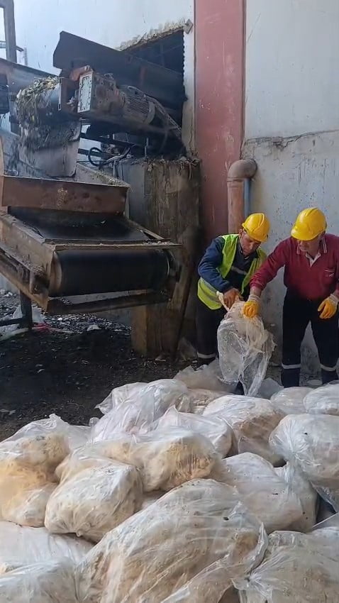 TEKİRDAĞ’DA OTOYOLDA DURDURULAN ARAÇTA YAPILAN DENETİMDE, UYGUN OLMAYAN KOŞULLARDA TAŞINDIĞI...