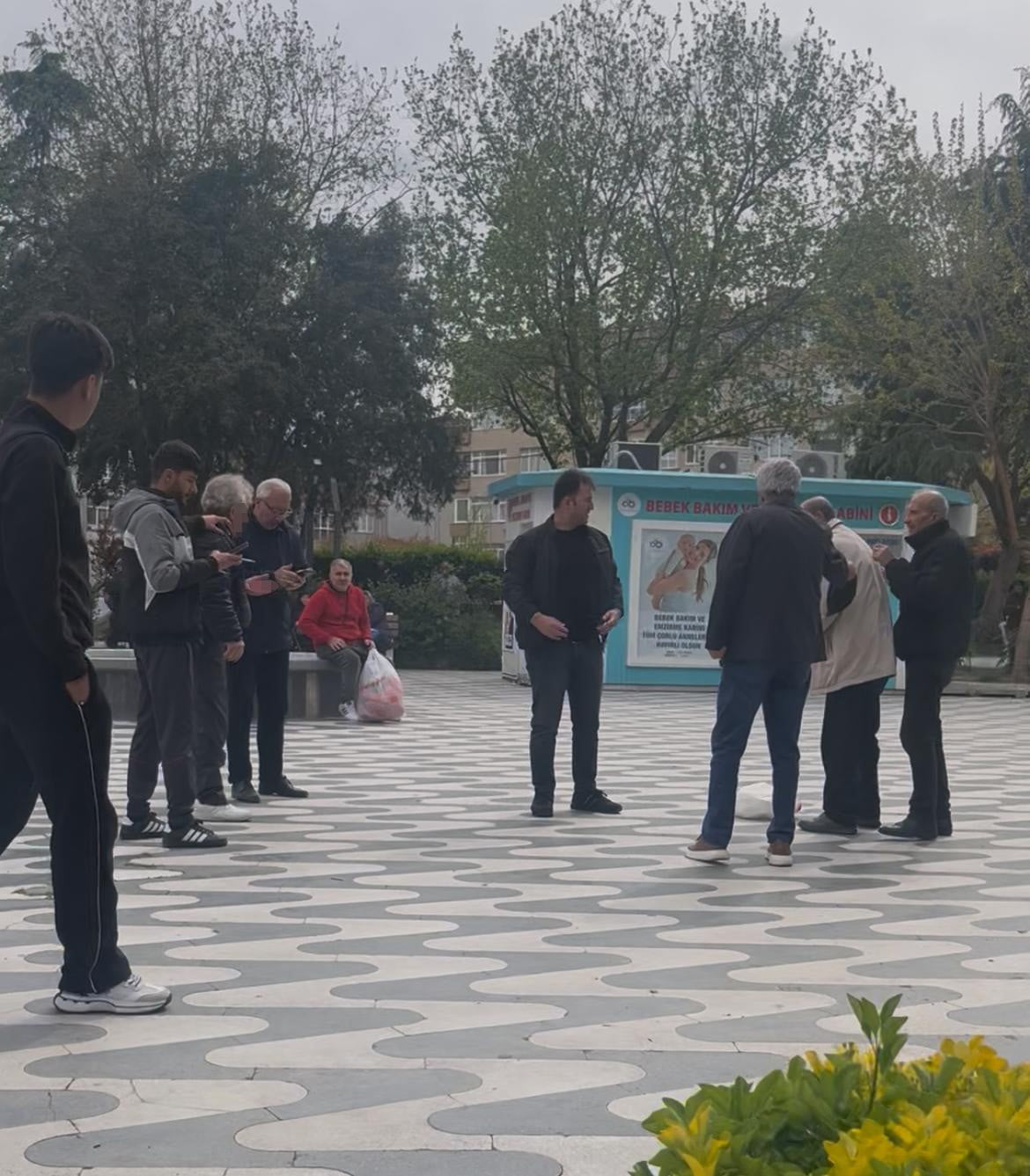 TEKİRDAĞ’DA PARKTA İKİ YAŞLI ADAMIN KAVGASINDA KAN AKTI