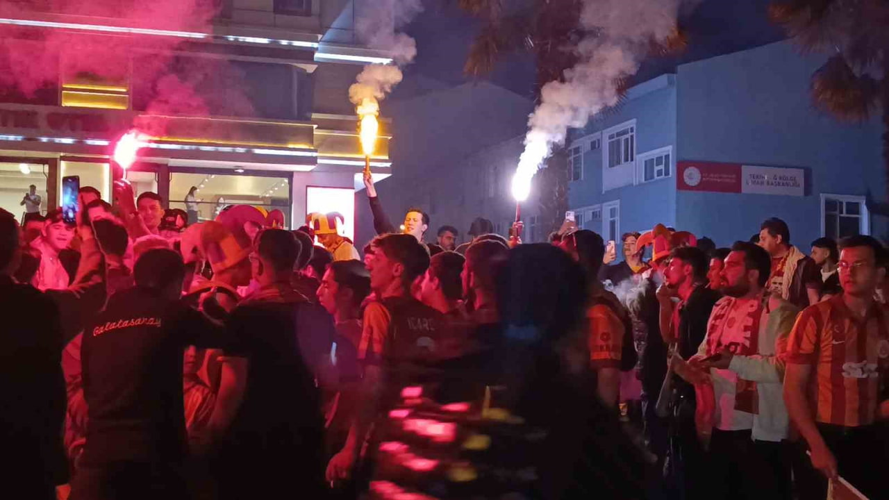 TEKİRDAĞ’DA SARI-KIRMIZILI ŞAMPİYONLUK COŞKUSU MEYDANLARA TAŞTI