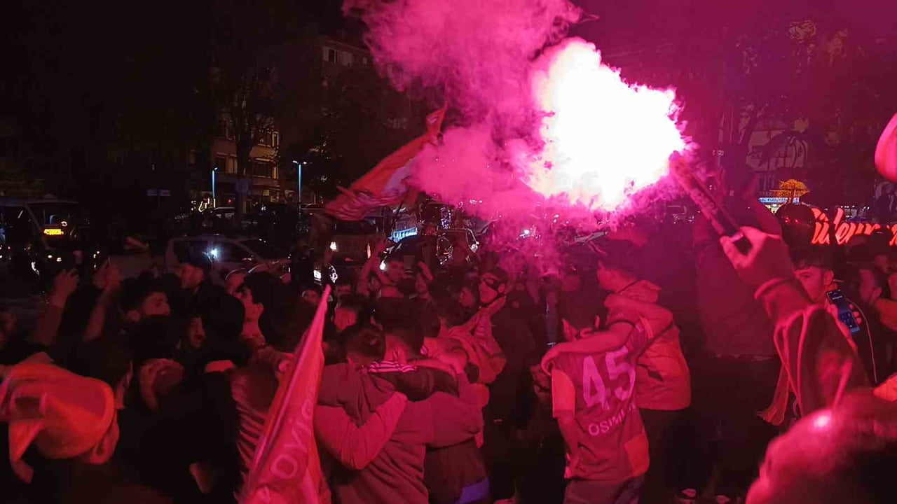 TEKİRDAĞ’DA SARI-KIRMIZILI ŞAMPİYONLUK COŞKUSU MEYDANLARA TAŞTI