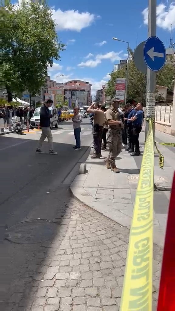 TEKİRDAĞ’IN ÇORLU İLÇESİNDE SİLAHLI KAVGA İHBARINA MÜDAHALE EDEN 2 POLİS MEMURU ÇIKAN ÇATIŞMADA...
