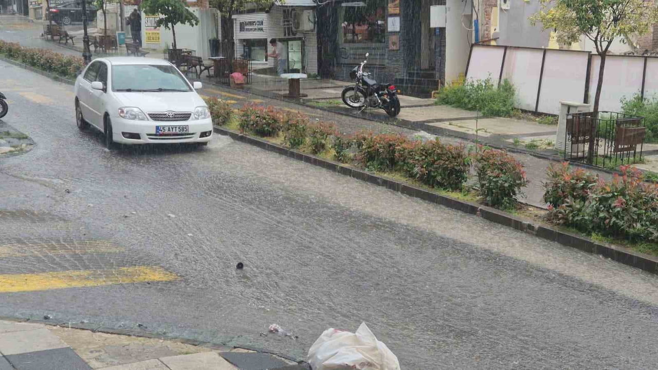 TEKİRDAĞ’IN SÜLEYMANPAŞA İLÇESİNDE ETKİLİ OLAN ŞİDDETLİ SAĞANAK YAĞIŞ, KISA SÜREDE CADDE VE...