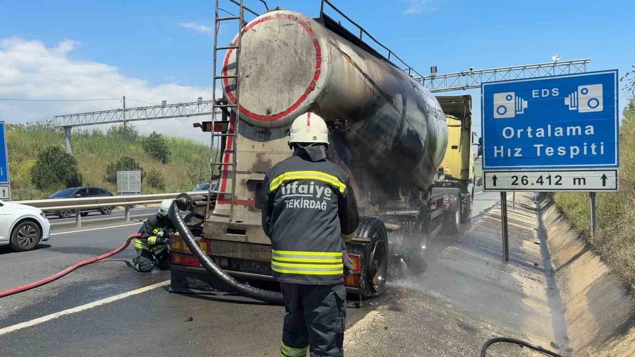 TEKİRDAĞ-İSTANBUL KARAYOLU’NDA SEYİR HALİNDEKİ BETON YÜKLÜ KAMYONUN LASTİK KISMINDA ÇIKAN YANGIN...