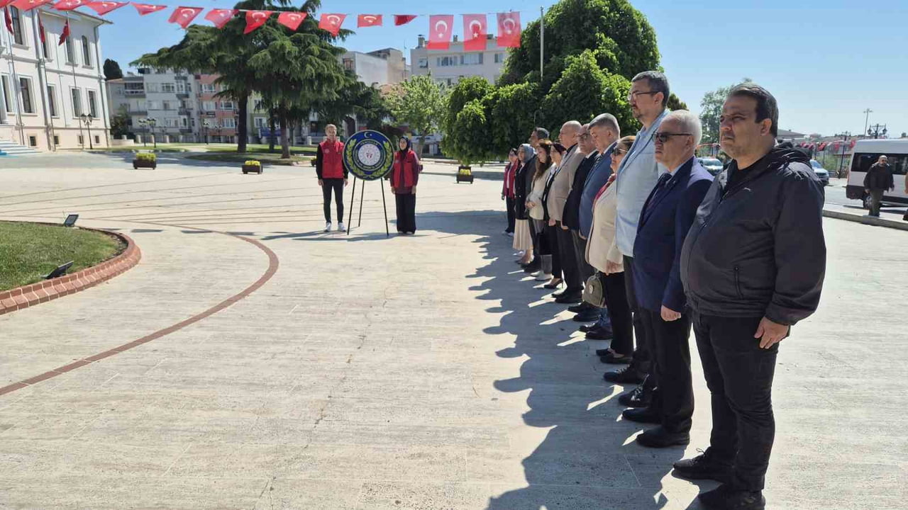 TEKİRDAĞ VALİLİĞİ ÖNÜNDE GERÇEKLEŞTİRİLEN TÖRENDE, GENÇLİK VE SPOR İL MÜDÜRÜ AHMET ÜZGÜN...