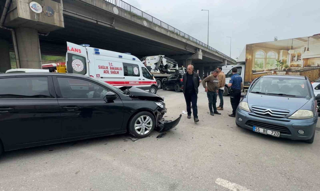 TEKKEKÖY İLÇESİNDE İKİ OTOMOBİLİN ÇARPIŞTIĞI TRAFİK KAZASINDA 2 KİŞİ YARALANDI.