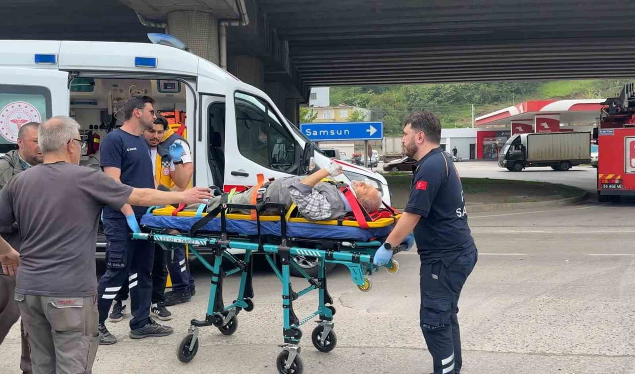 TEKKEKÖY İLÇESİNDE İKİ OTOMOBİLİN ÇARPIŞTIĞI TRAFİK KAZASINDA 2 KİŞİ YARALANDI.