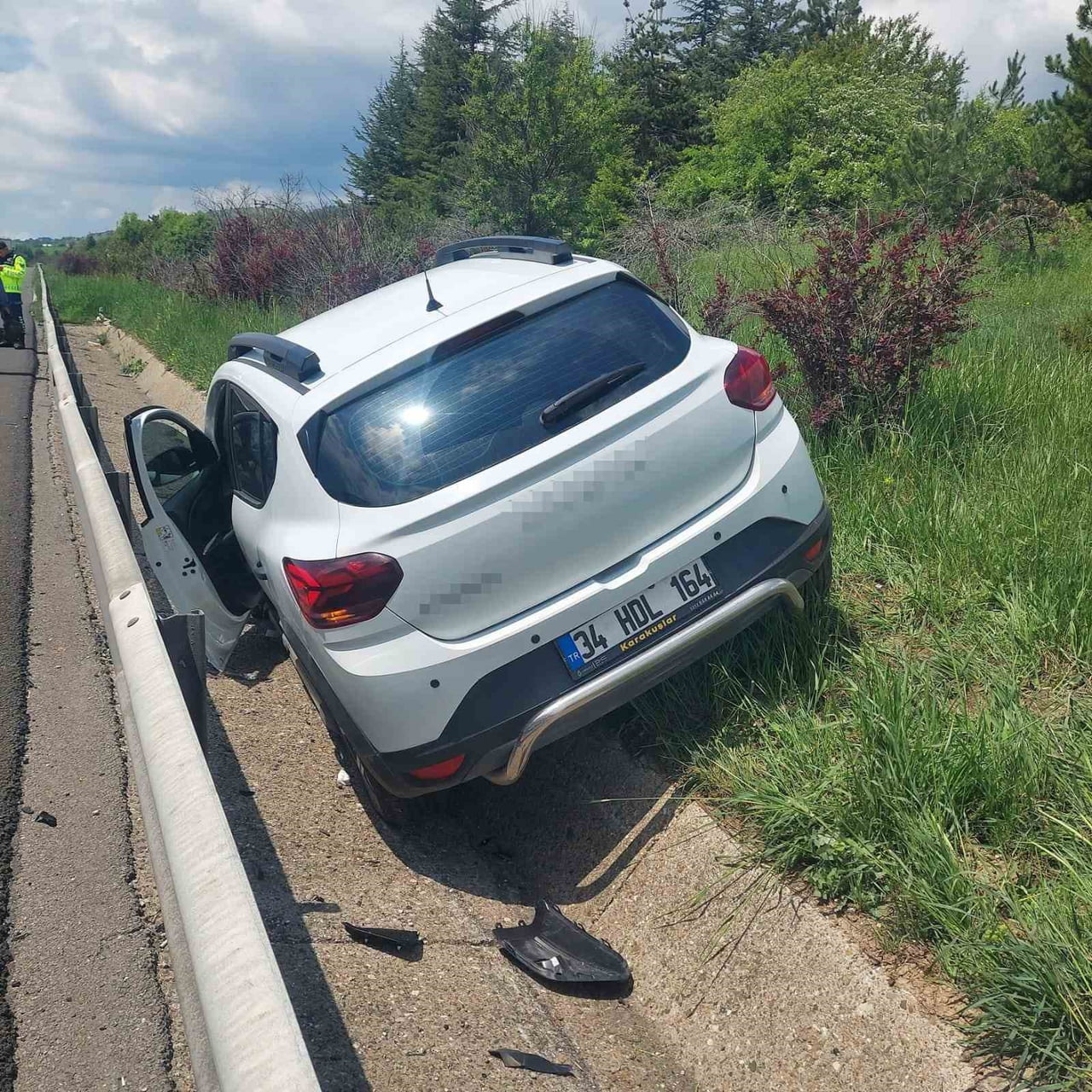 TEM OTOYOLU'NDA İDDİAYA GÖRE SÜRÜCÜSÜNÜN DİREKSİYON BAŞINDA UYUYAKALDIĞI OTOMOBİLİN BARİYERLERE...