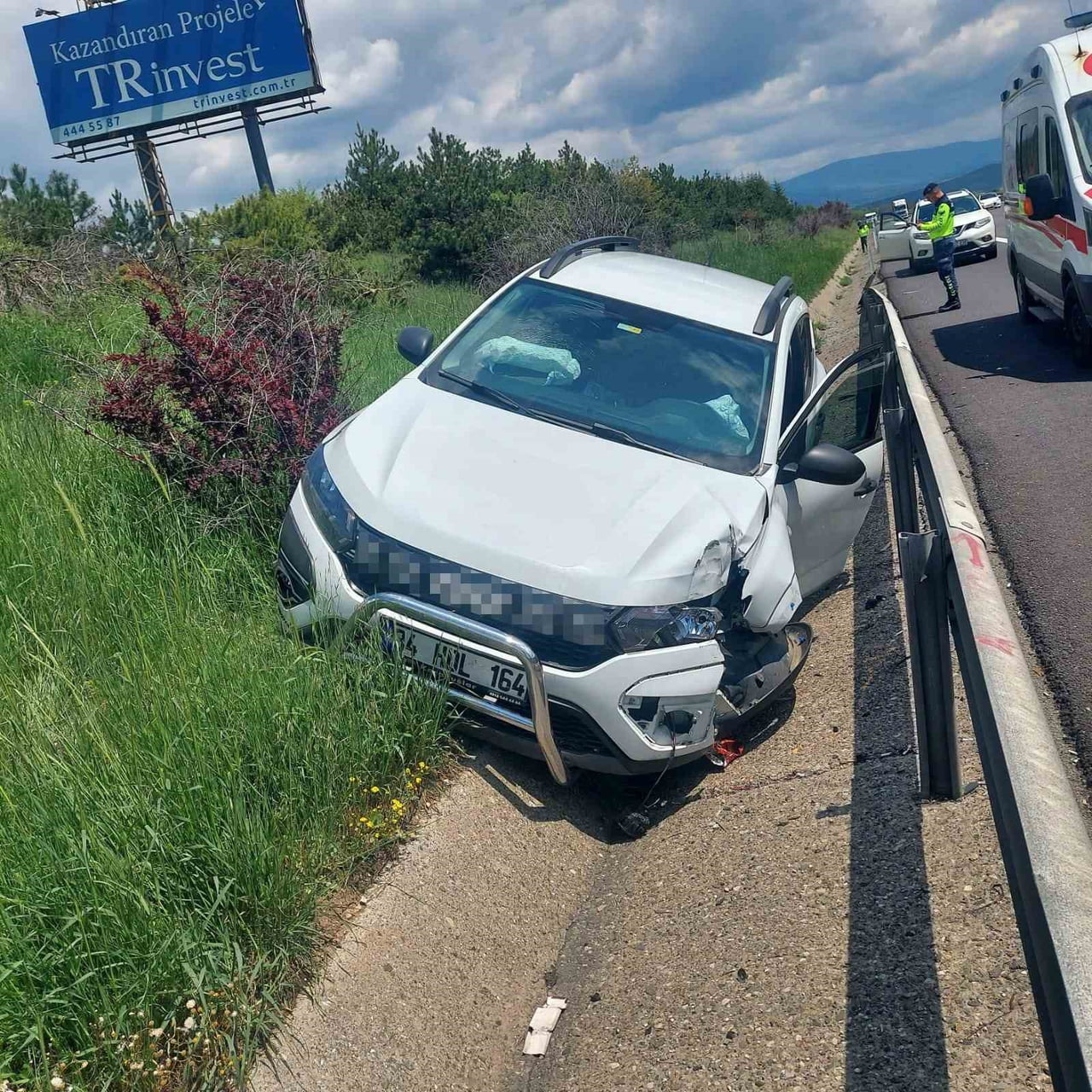 TEM OTOYOLU'NDA İDDİAYA GÖRE SÜRÜCÜSÜNÜN DİREKSİYON BAŞINDA UYUYAKALDIĞI OTOMOBİLİN BARİYERLERE...