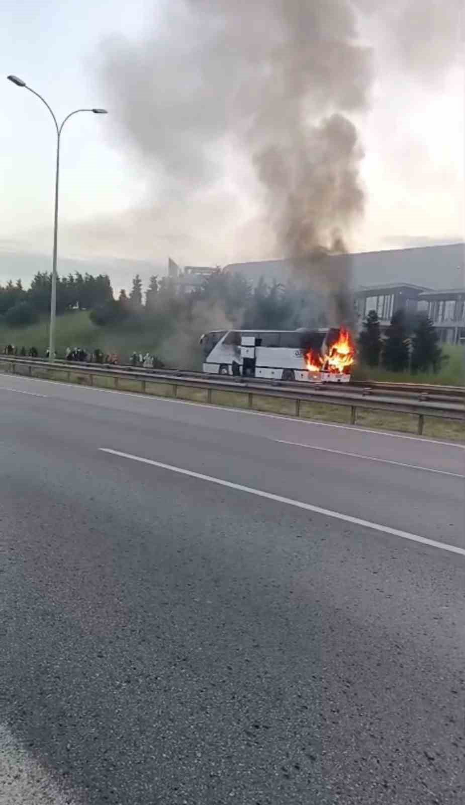 TEM OTOYOLU'NUN KOCAELİ GEÇİŞİNDE SEYİR HALİNDEKİ ŞEHİRLERARASI YOLCU OTOBÜSÜ ALEVLERE TESLİM...